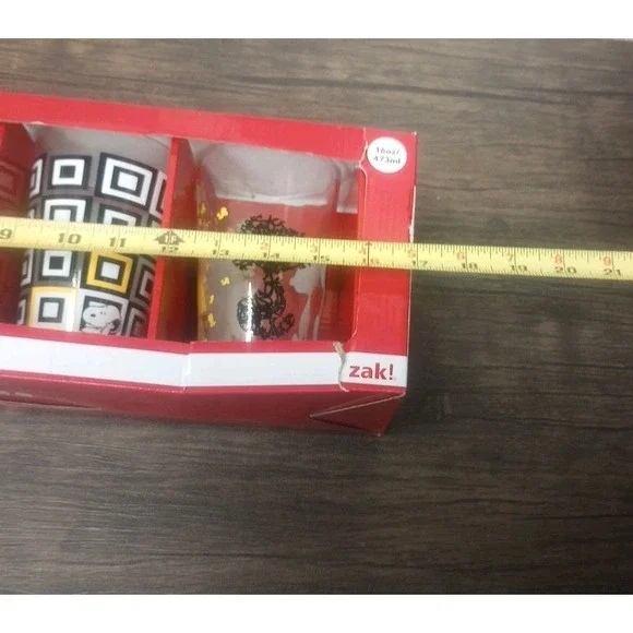 PEANUTS SNOOPY 16oz. Set Of 4 16 Oz Pint Glasses. Brand New in Box. Glass Set - Picture 2 of 8